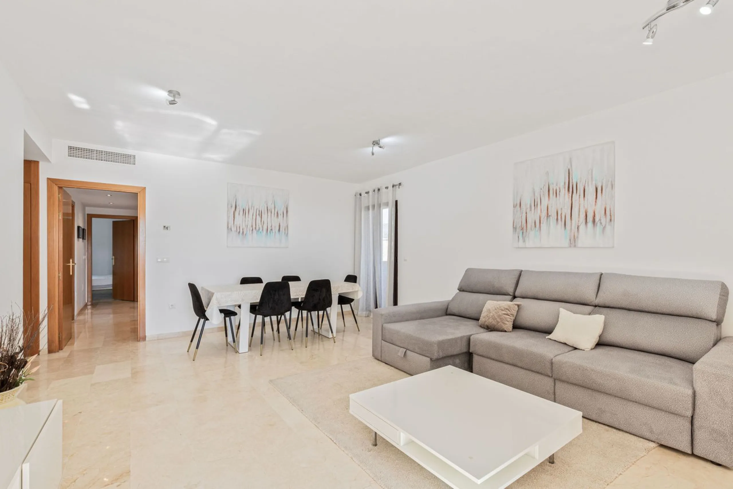 This is a really spacious 3 bedroom, 2 bathroom apartment based in the really popular Balcones del Mar urbanisation in the centre of Estepona.