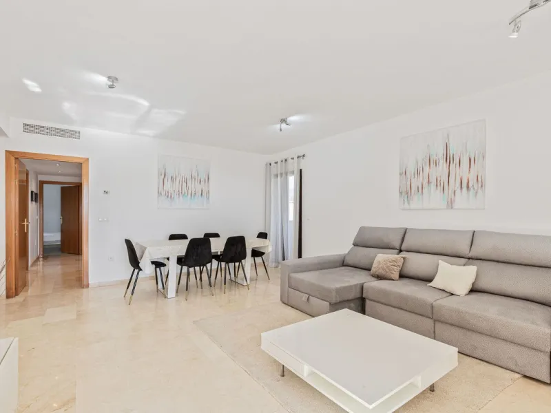 This is a really spacious 3 bedroom, 2 bathroom apartment based in the really popular Balcones del Mar urbanisation in the centre of Estepona.