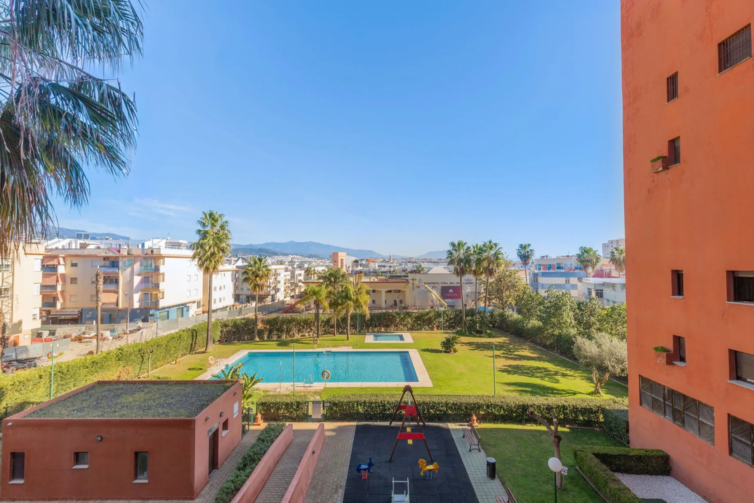 This is a really spacious 3 bedroom, 2 bathroom apartment based in the really popular Balcones del Mar urbanisation in the centre of Estepona.