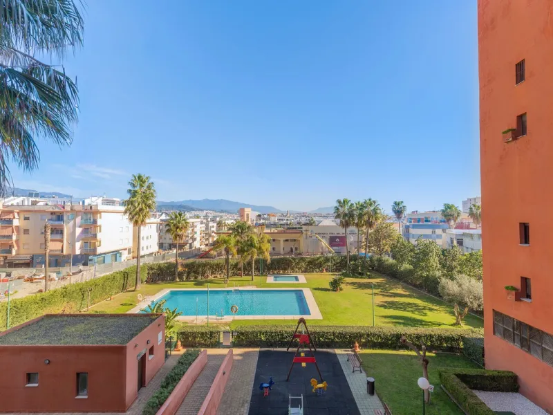 This is a really spacious 3 bedroom, 2 bathroom apartment based in the really popular Balcones del Mar urbanisation in the centre of Estepona.