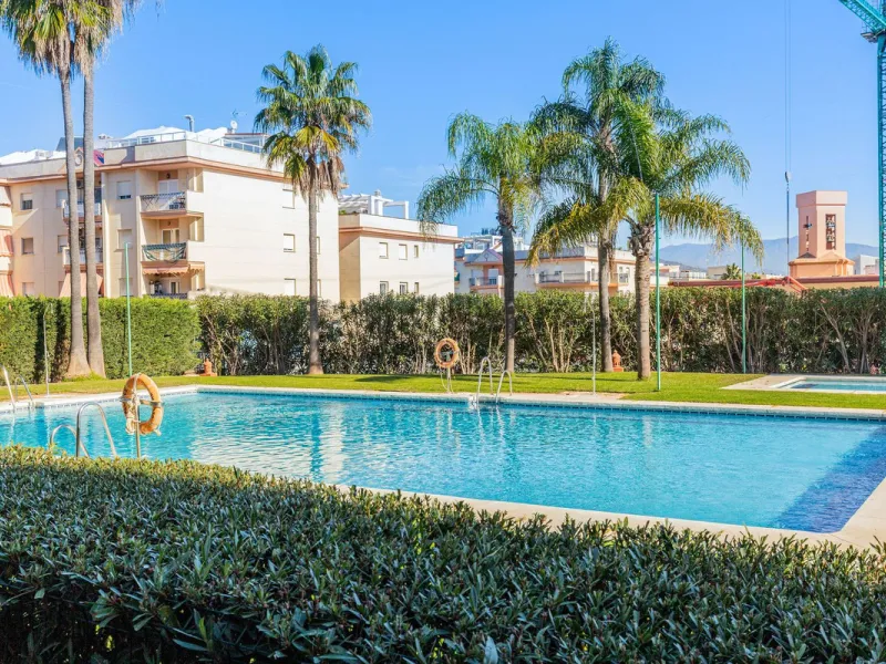 This is a really spacious 3 bedroom, 2 bathroom apartment based in the really popular Balcones del Mar urbanisation in the centre of Estepona.