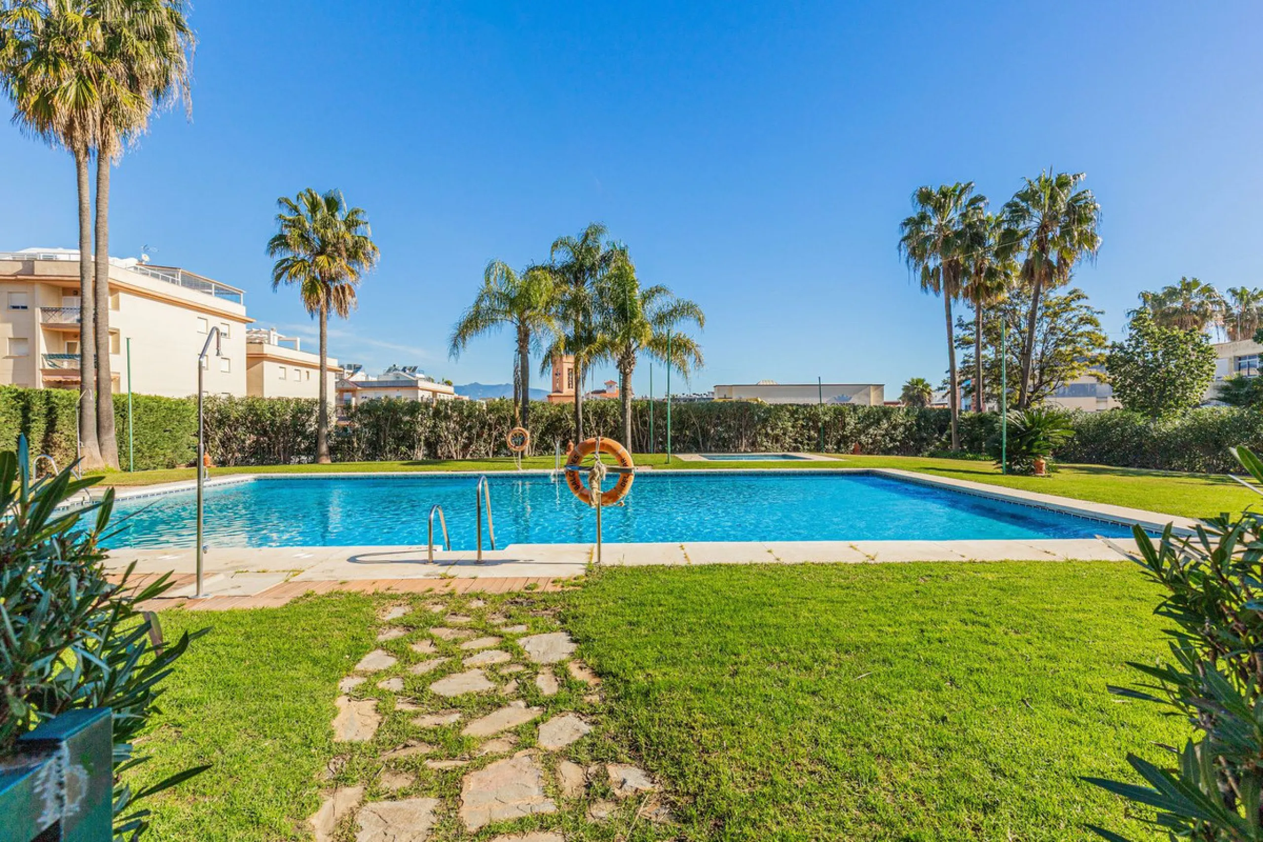 This is a really spacious 3 bedroom, 2 bathroom apartment based in the really popular Balcones del Mar urbanisation in the centre of Estepona.