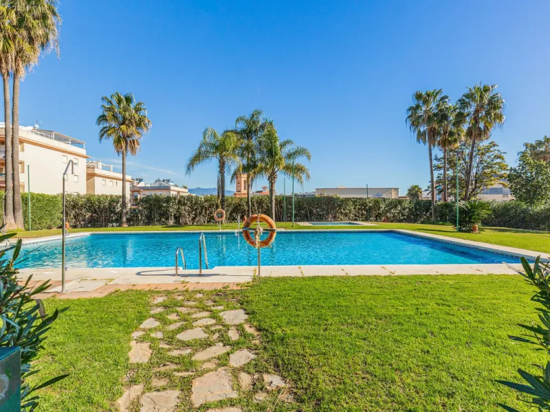 This is a really spacious 3 bedroom, 2 bathroom apartment based in the really popular Balcones del Mar urbanisation in the centre of Estepona.