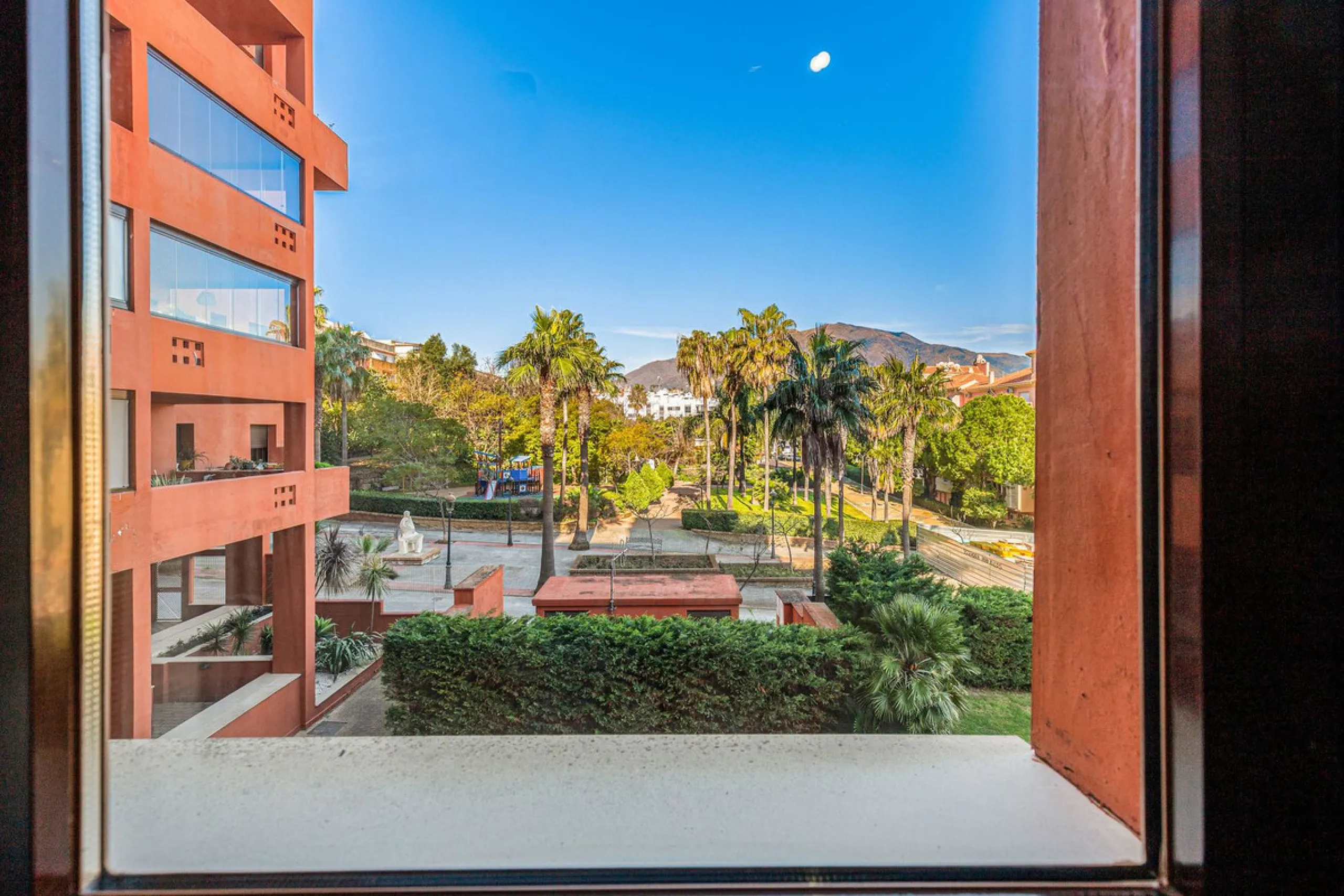 This is a really spacious 3 bedroom, 2 bathroom apartment based in the really popular Balcones del Mar urbanisation in the centre of Estepona.