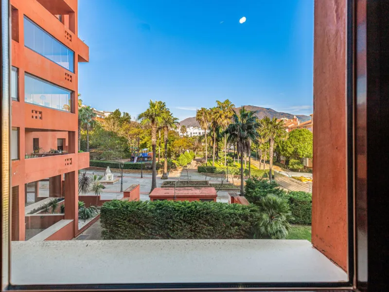 This is a really spacious 3 bedroom, 2 bathroom apartment based in the really popular Balcones del Mar urbanisation in the centre of Estepona.