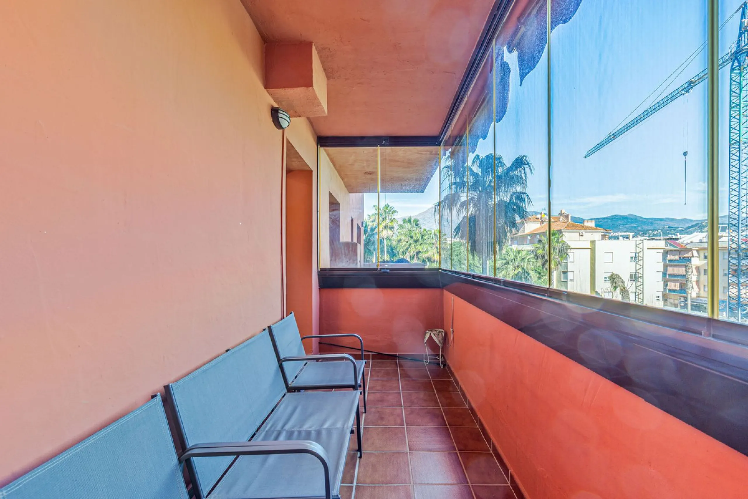 This is a really spacious 3 bedroom, 2 bathroom apartment based in the really popular Balcones del Mar urbanisation in the centre of Estepona.