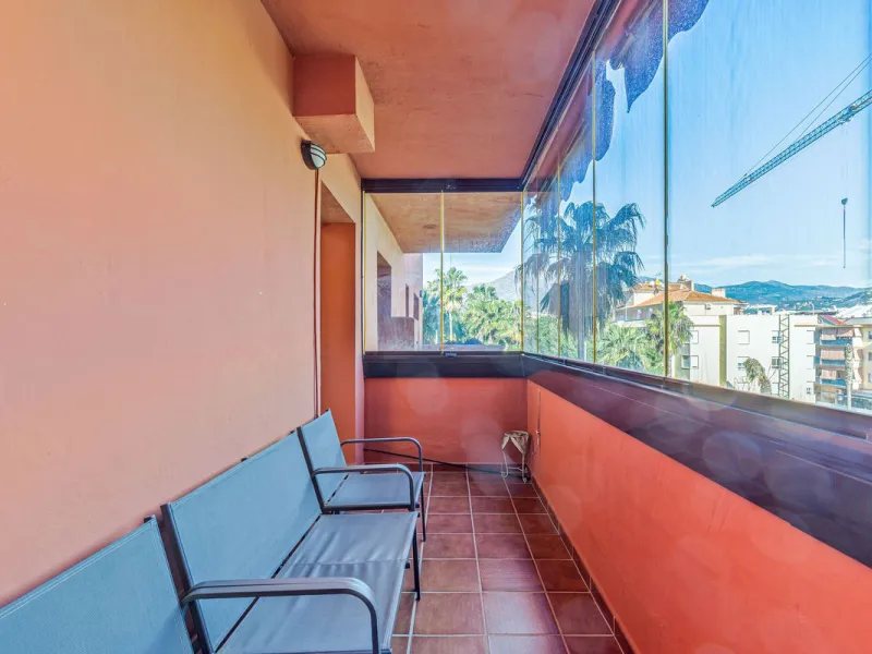 This is a really spacious 3 bedroom, 2 bathroom apartment based in the really popular Balcones del Mar urbanisation in the centre of Estepona.