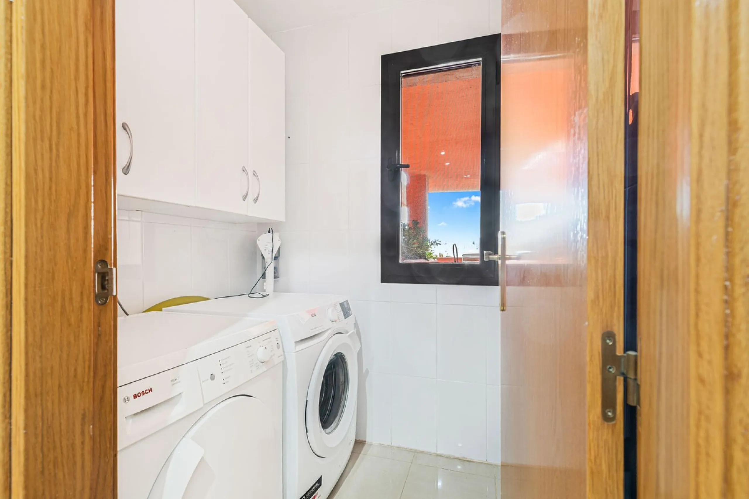 This is a really spacious 3 bedroom, 2 bathroom apartment based in the really popular Balcones del Mar urbanisation in the centre of Estepona.