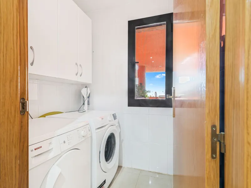 This is a really spacious 3 bedroom, 2 bathroom apartment based in the really popular Balcones del Mar urbanisation in the centre of Estepona.