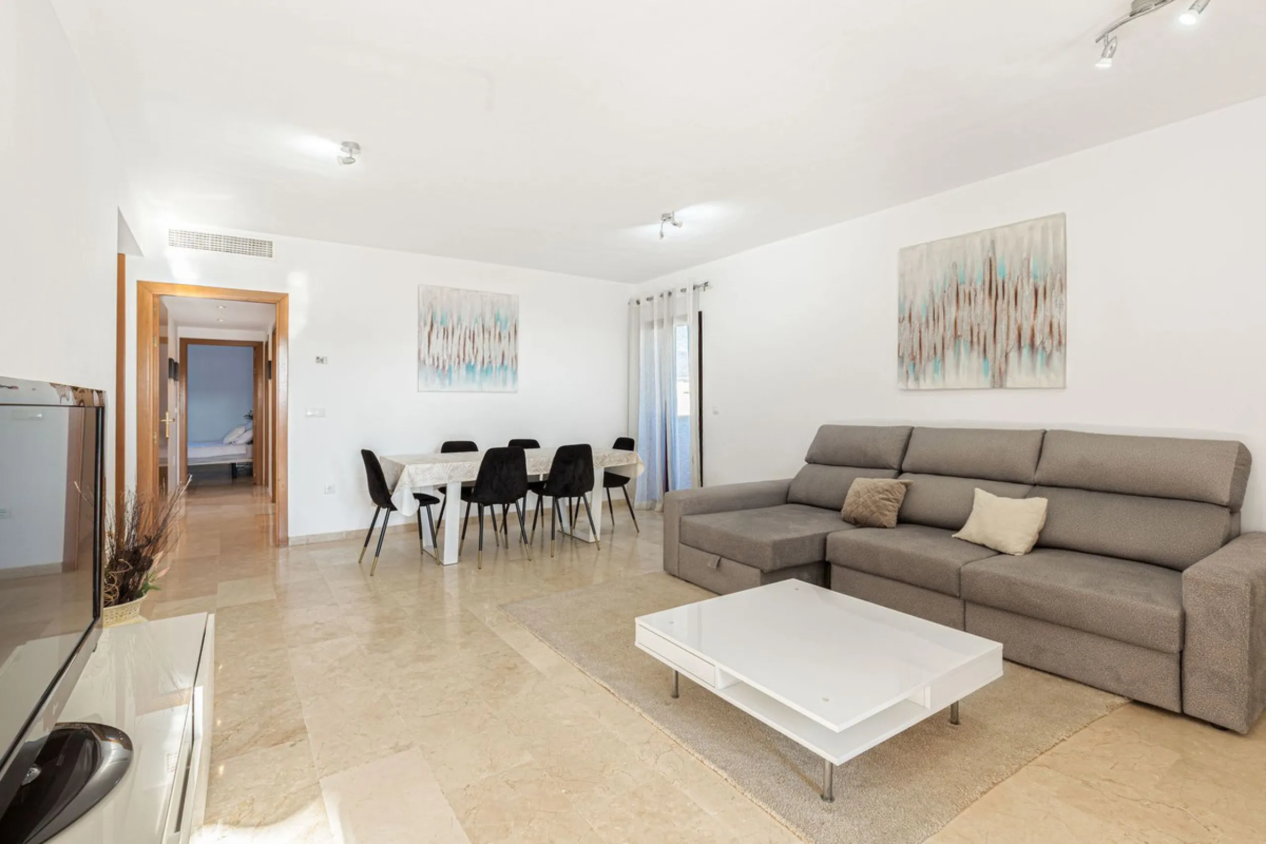 This is a really spacious 3 bedroom, 2 bathroom apartment based in the really popular Balcones del Mar urbanisation in the centre of Estepona.