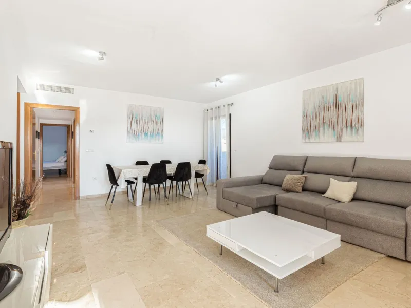 This is a really spacious 3 bedroom, 2 bathroom apartment based in the really popular Balcones del Mar urbanisation in the centre of Estepona.