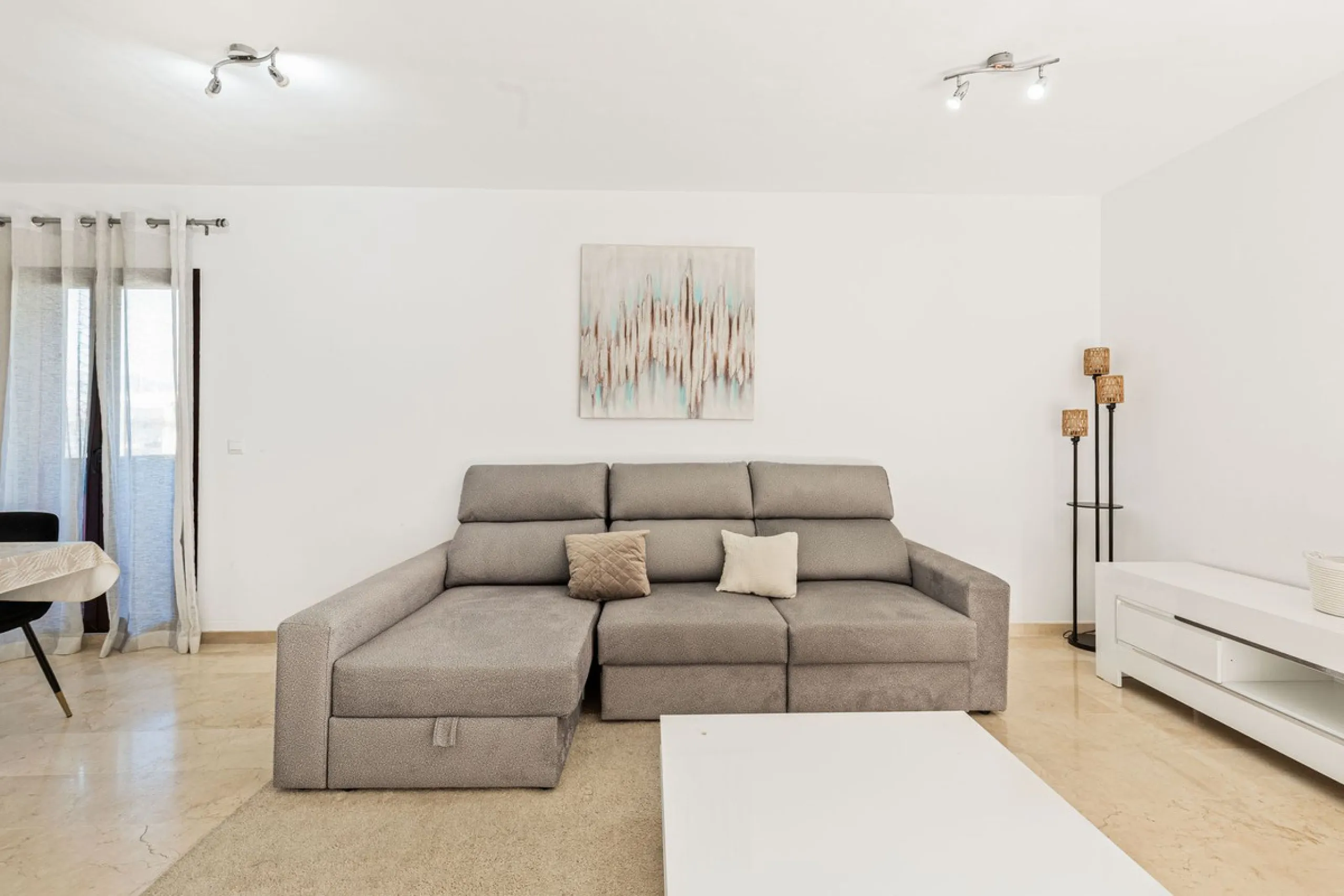 This is a really spacious 3 bedroom, 2 bathroom apartment based in the really popular Balcones del Mar urbanisation in the centre of Estepona.