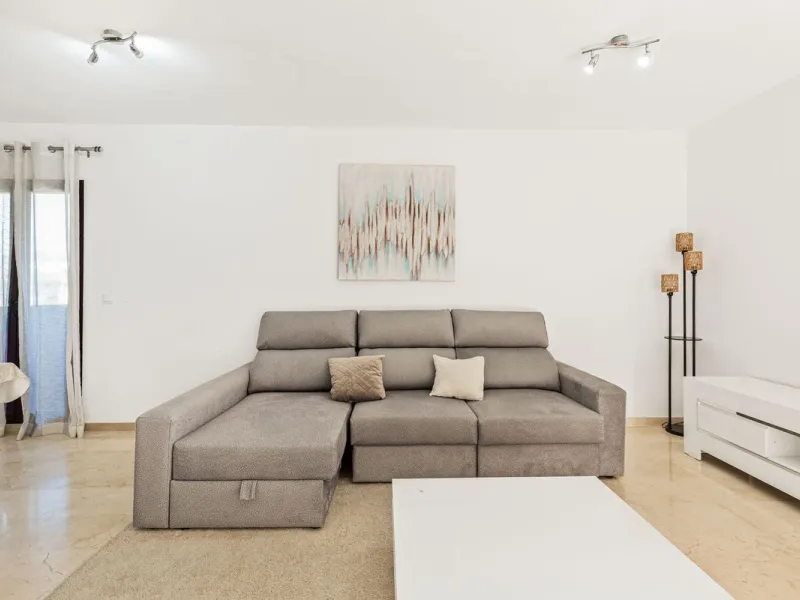 This is a really spacious 3 bedroom, 2 bathroom apartment based in the really popular Balcones del Mar urbanisation in the centre of Estepona.