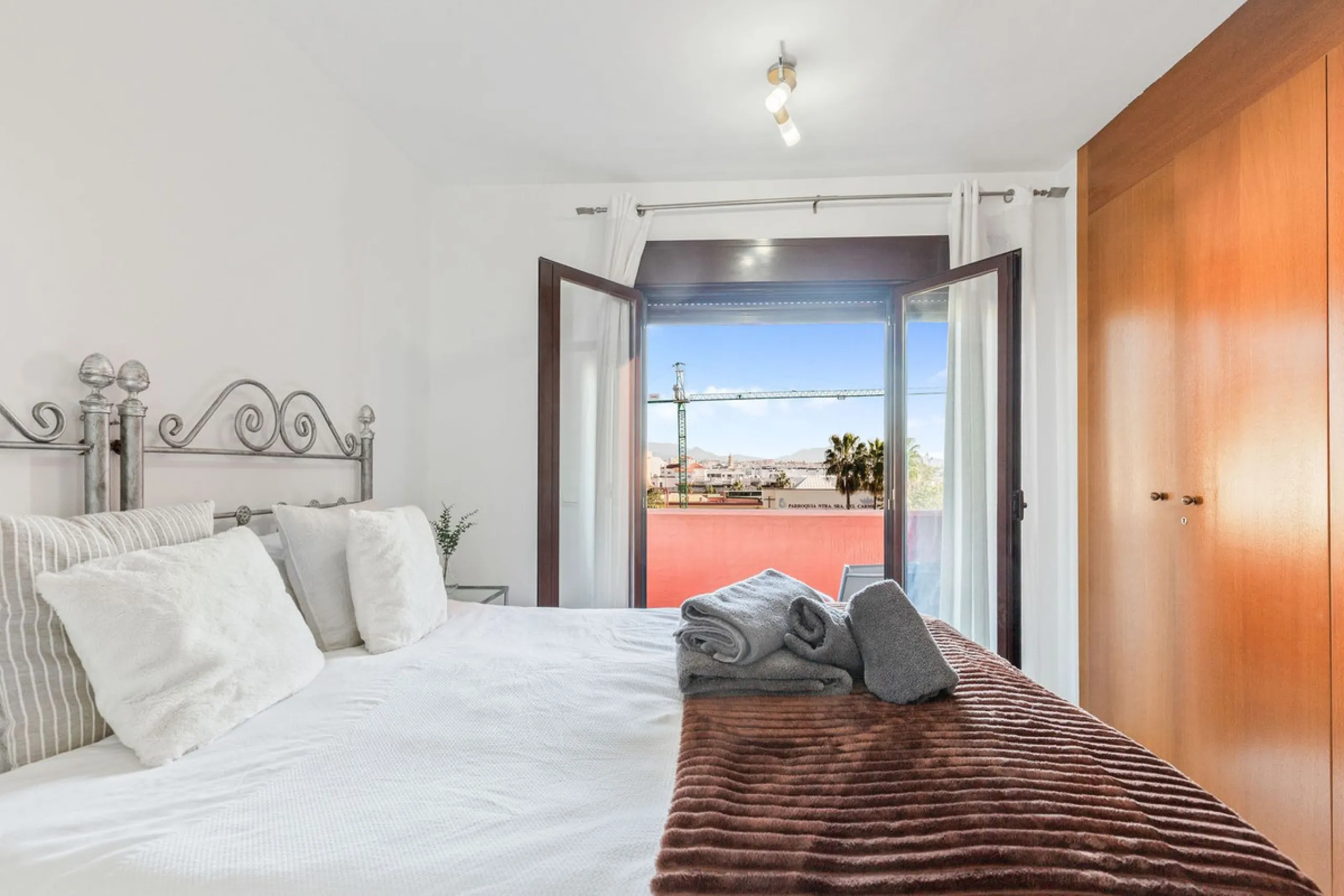 This is a really spacious 3 bedroom, 2 bathroom apartment based in the really popular Balcones del Mar urbanisation in the centre of Estepona.