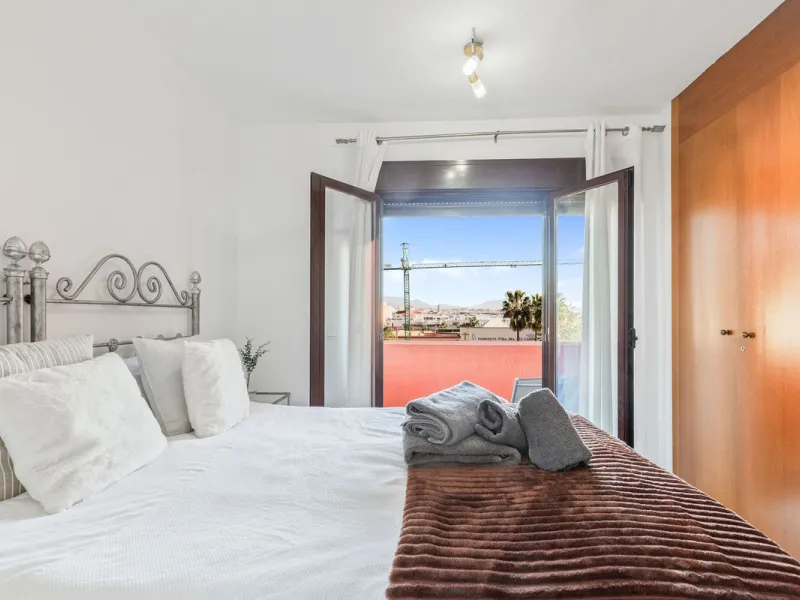 This is a really spacious 3 bedroom, 2 bathroom apartment based in the really popular Balcones del Mar urbanisation in the centre of Estepona.