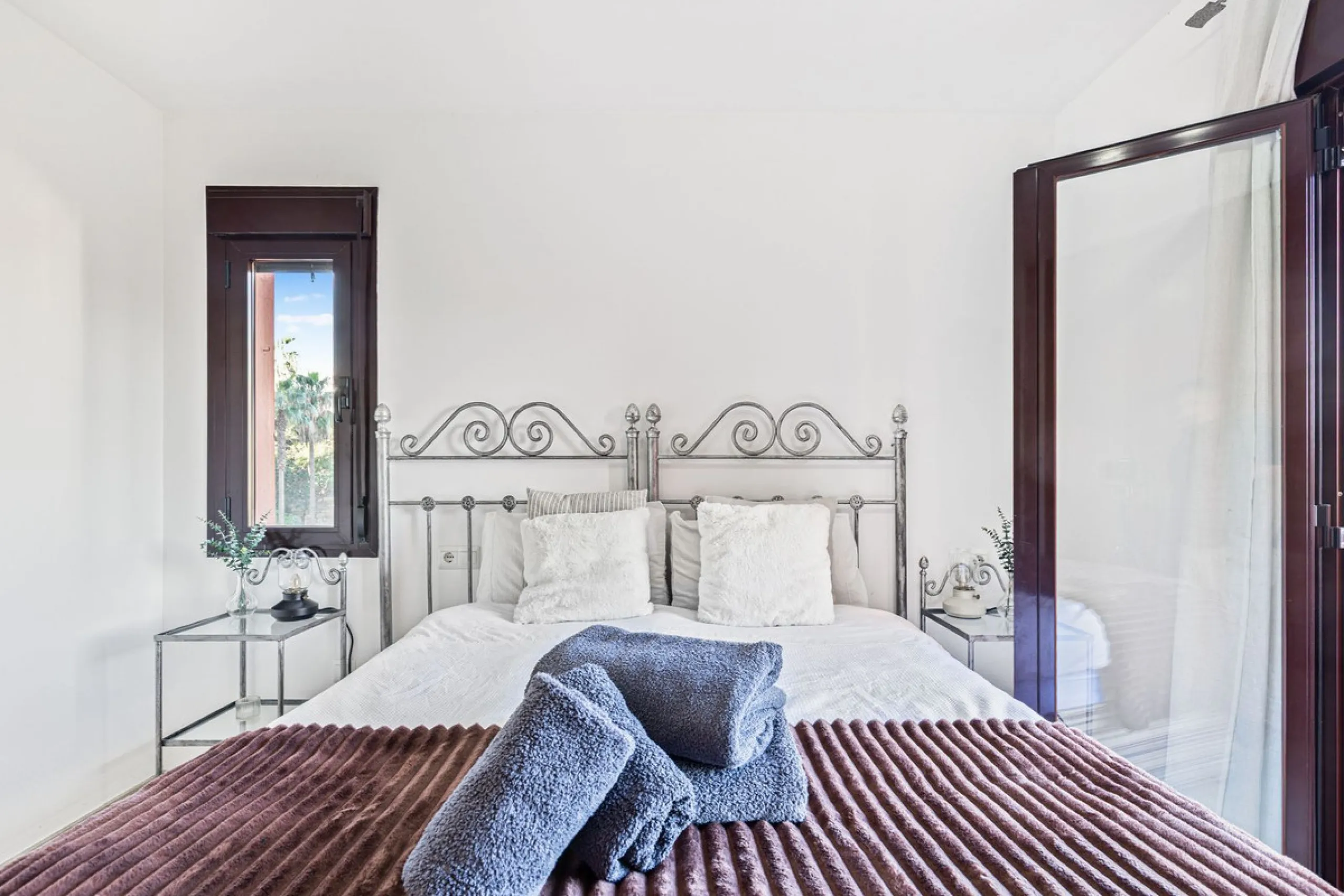 This is a really spacious 3 bedroom, 2 bathroom apartment based in the really popular Balcones del Mar urbanisation in the centre of Estepona.