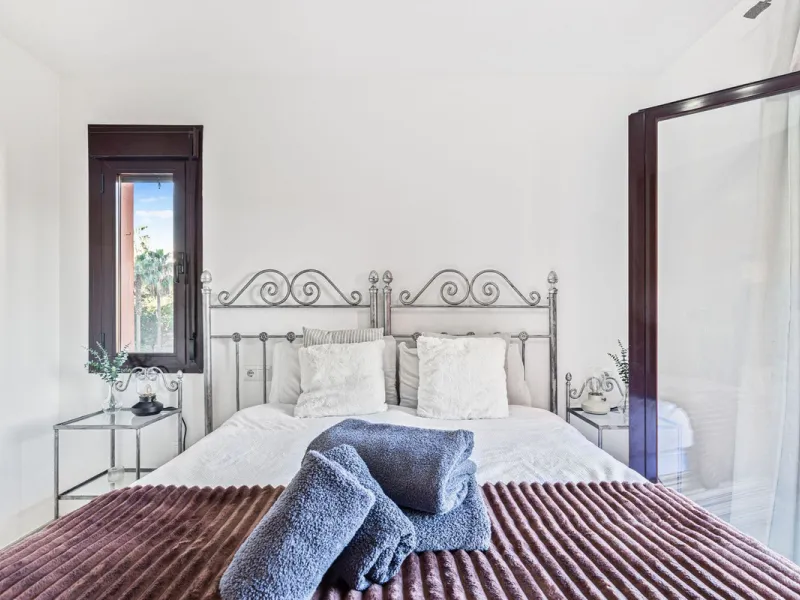 This is a really spacious 3 bedroom, 2 bathroom apartment based in the really popular Balcones del Mar urbanisation in the centre of Estepona.