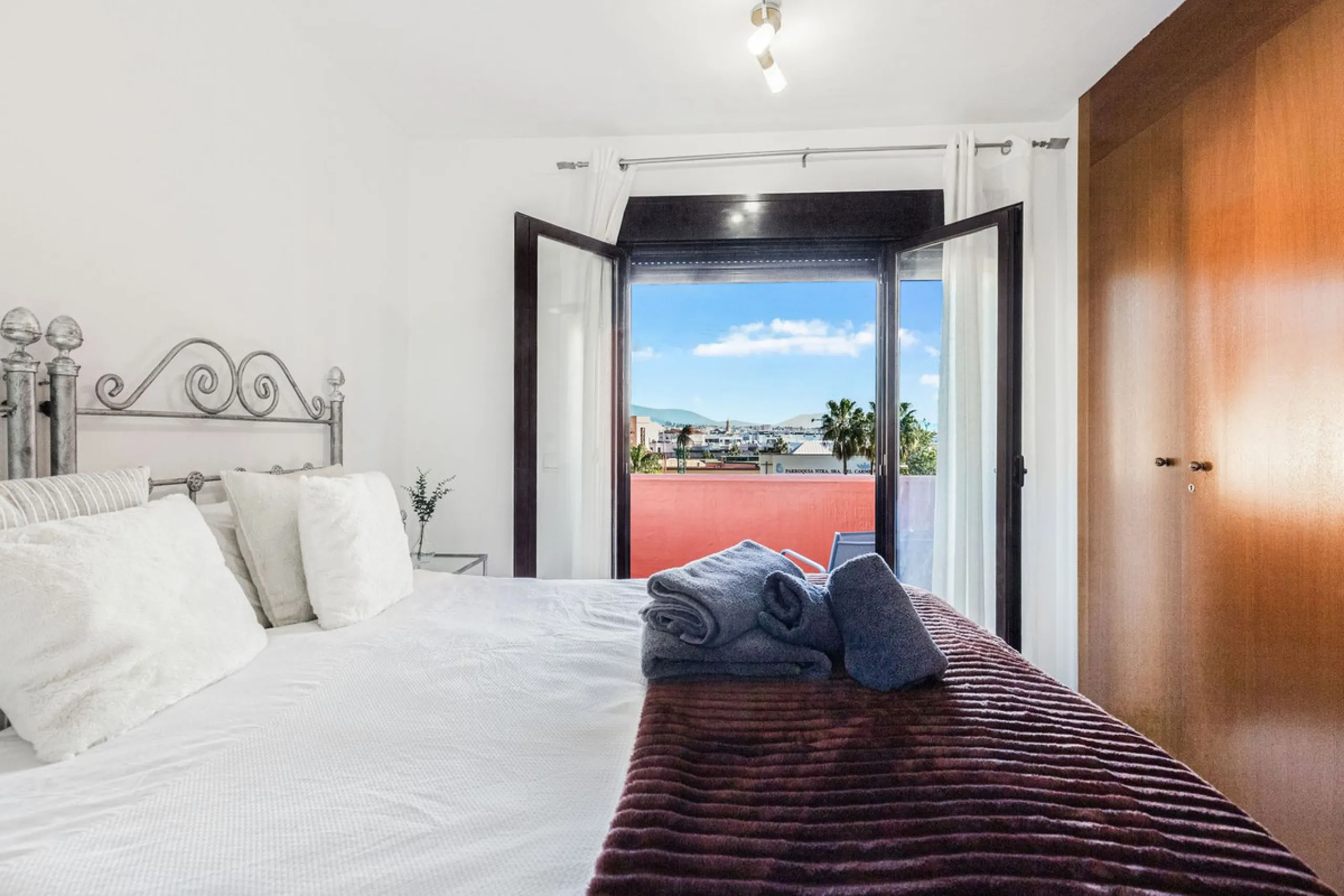 This is a really spacious 3 bedroom, 2 bathroom apartment based in the really popular Balcones del Mar urbanisation in the centre of Estepona.