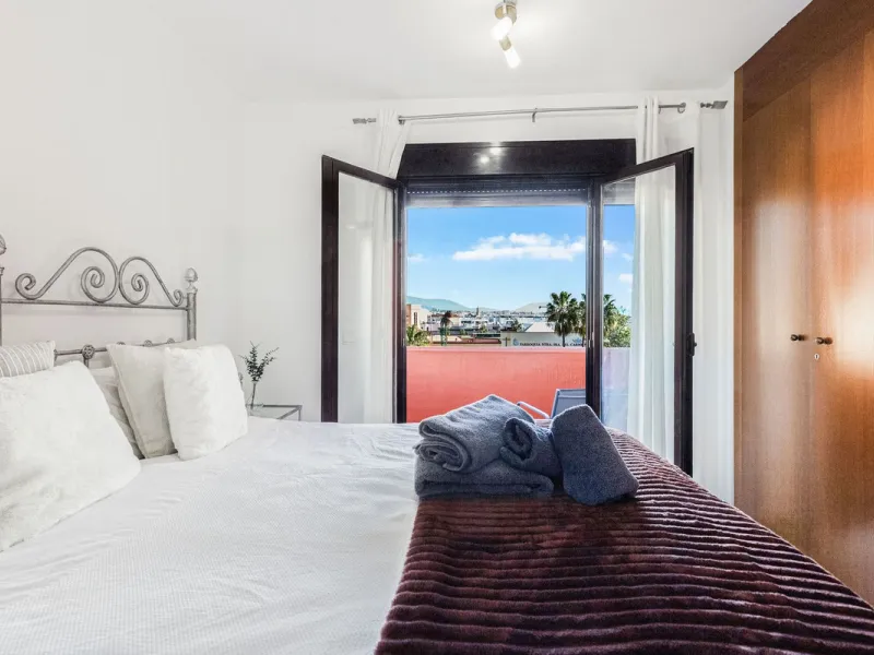 This is a really spacious 3 bedroom, 2 bathroom apartment based in the really popular Balcones del Mar urbanisation in the centre of Estepona.