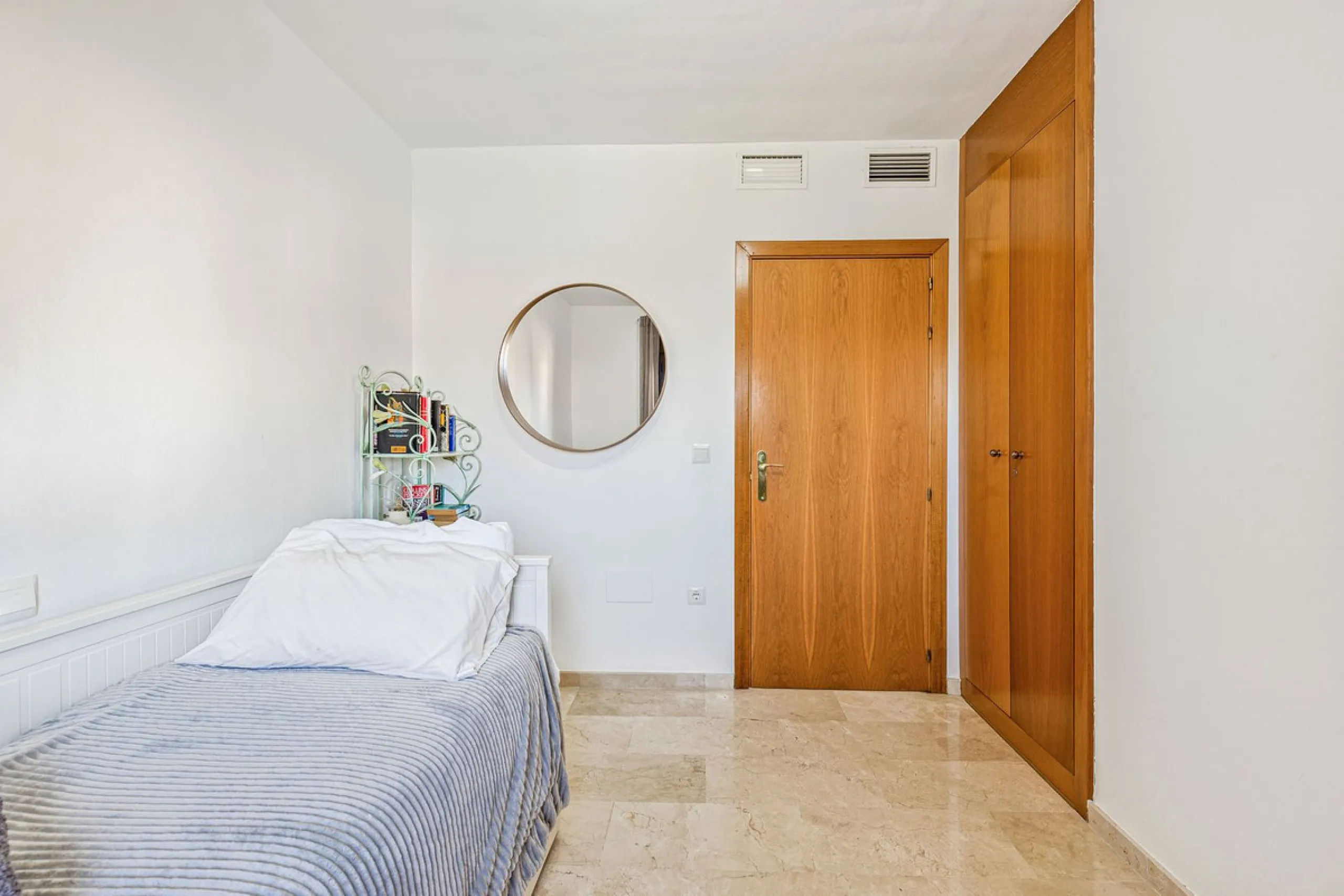 This is a really spacious 3 bedroom, 2 bathroom apartment based in the really popular Balcones del Mar urbanisation in the centre of Estepona.