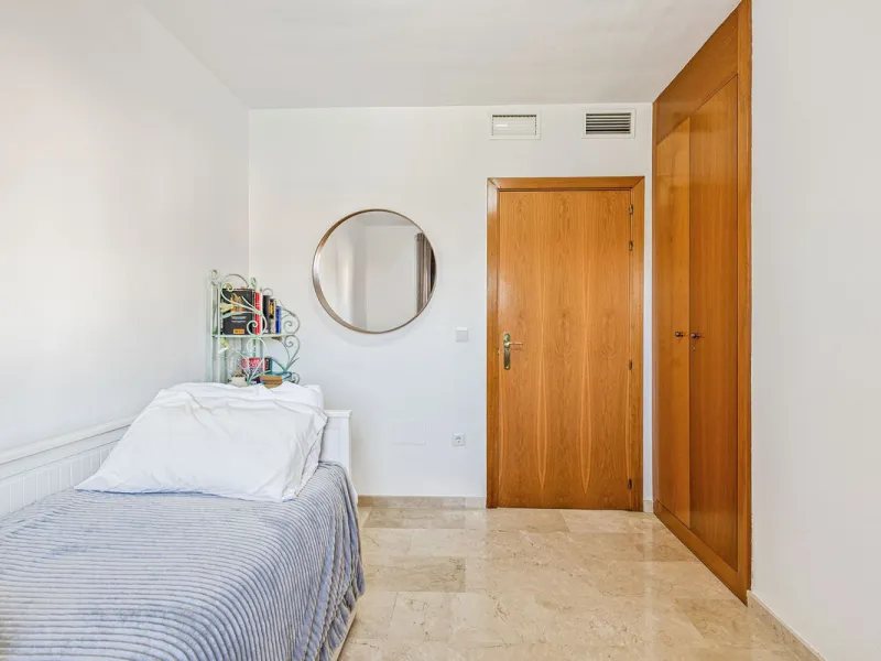 This is a really spacious 3 bedroom, 2 bathroom apartment based in the really popular Balcones del Mar urbanisation in the centre of Estepona.