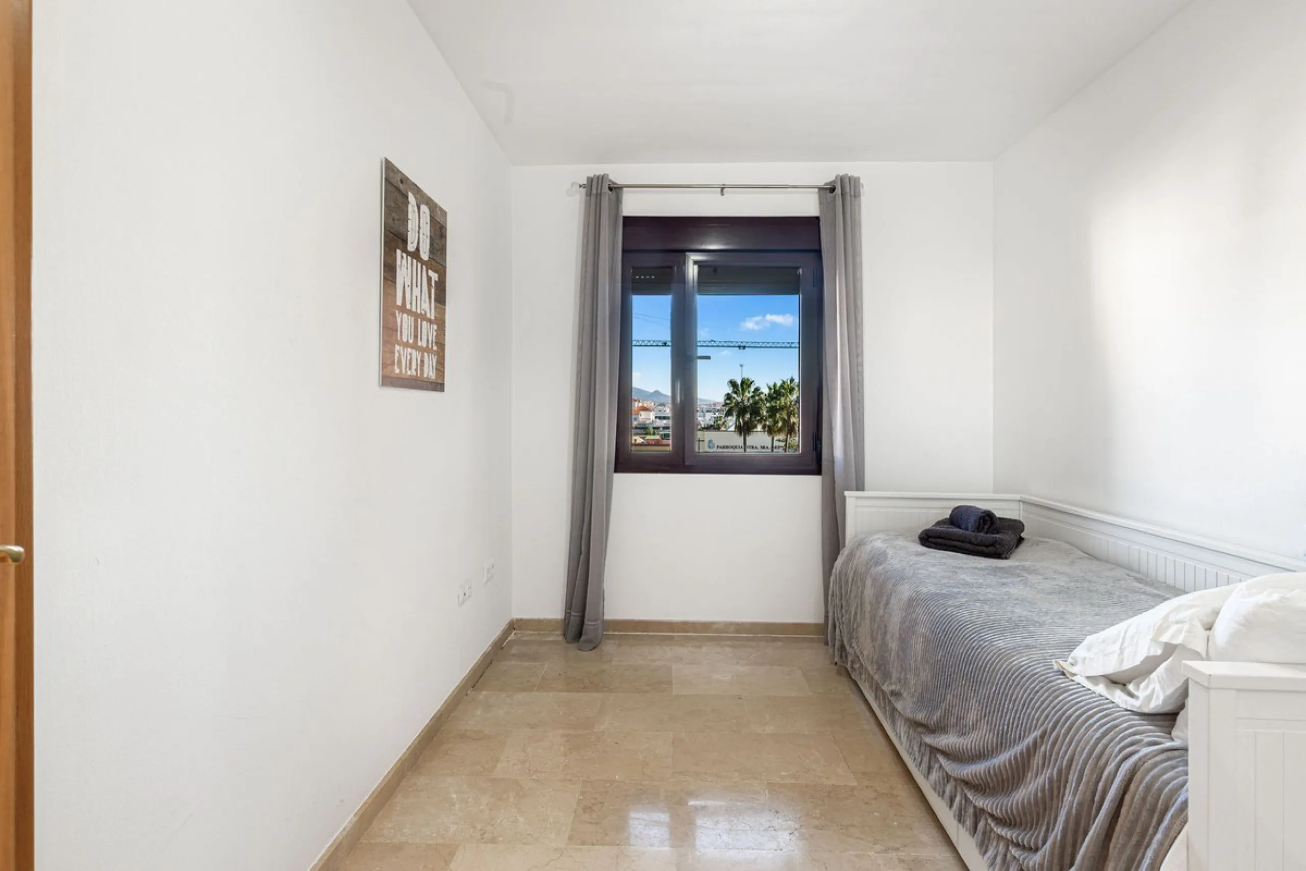 This is a really spacious 3 bedroom, 2 bathroom apartment based in the really popular Balcones del Mar urbanisation in the centre of Estepona.
