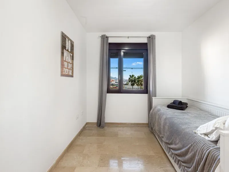 This is a really spacious 3 bedroom, 2 bathroom apartment based in the really popular Balcones del Mar urbanisation in the centre of Estepona.