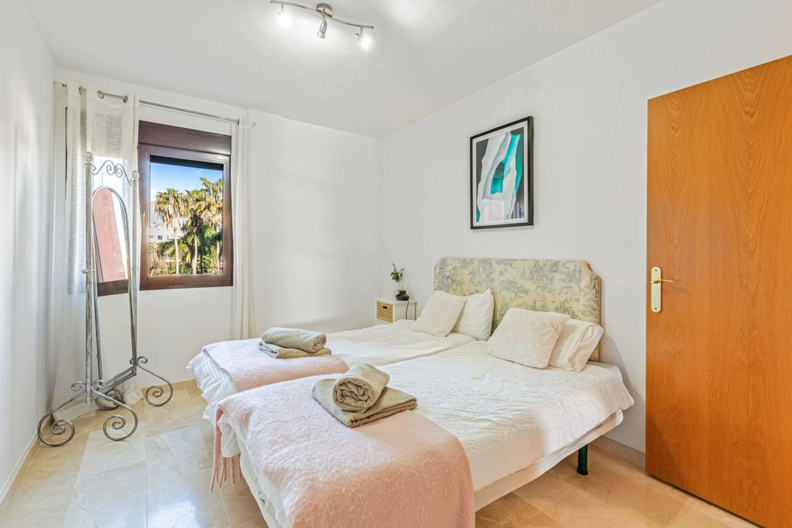This is a really spacious 3 bedroom, 2 bathroom apartment based in the really popular Balcones del Mar urbanisation in the centre of Estepona.