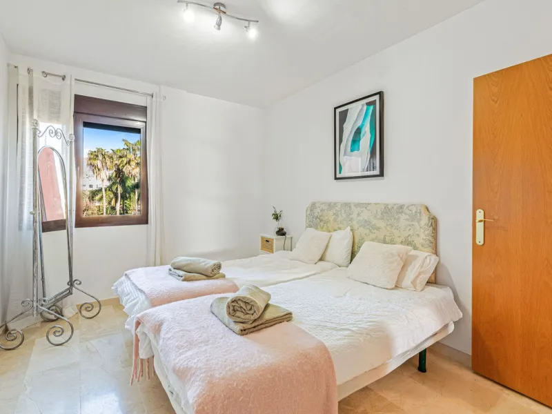 This is a really spacious 3 bedroom, 2 bathroom apartment based in the really popular Balcones del Mar urbanisation in the centre of Estepona.