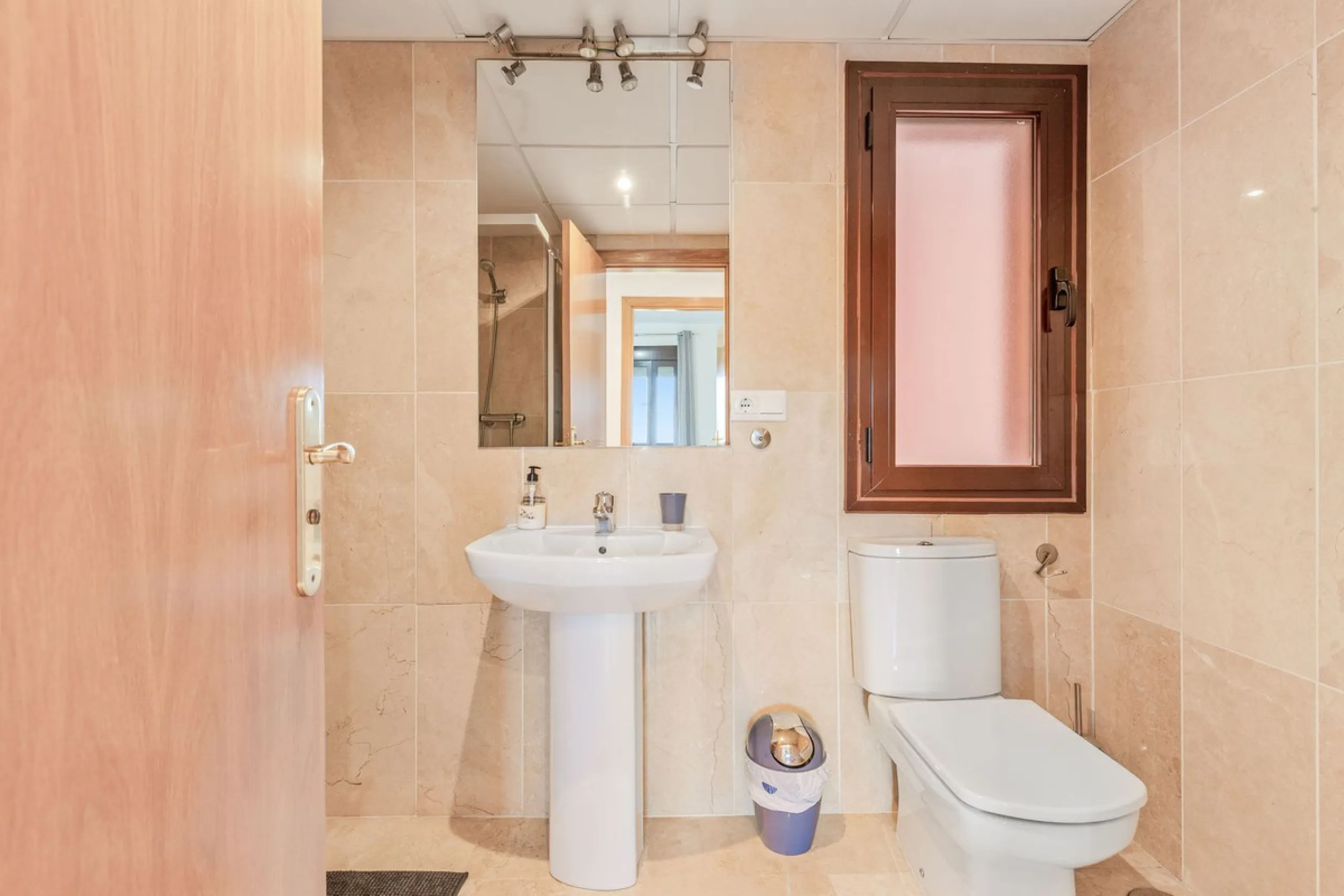 This is a really spacious 3 bedroom, 2 bathroom apartment based in the really popular Balcones del Mar urbanisation in the centre of Estepona.