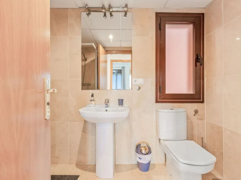 This is a really spacious 3 bedroom, 2 bathroom apartment based in the really popular Balcones del Mar urbanisation in the centre of Estepona.
