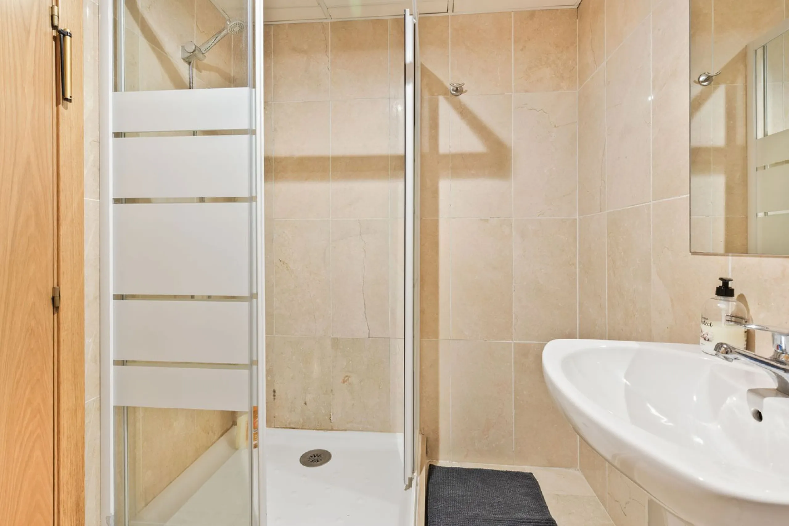 This is a really spacious 3 bedroom, 2 bathroom apartment based in the really popular Balcones del Mar urbanisation in the centre of Estepona.