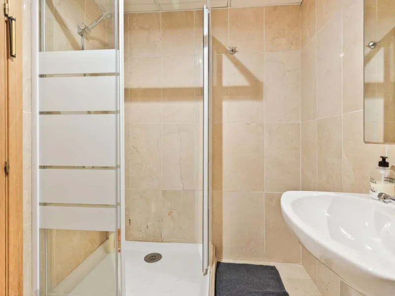 This is a really spacious 3 bedroom, 2 bathroom apartment based in the really popular Balcones del Mar urbanisation in the centre of Estepona.
