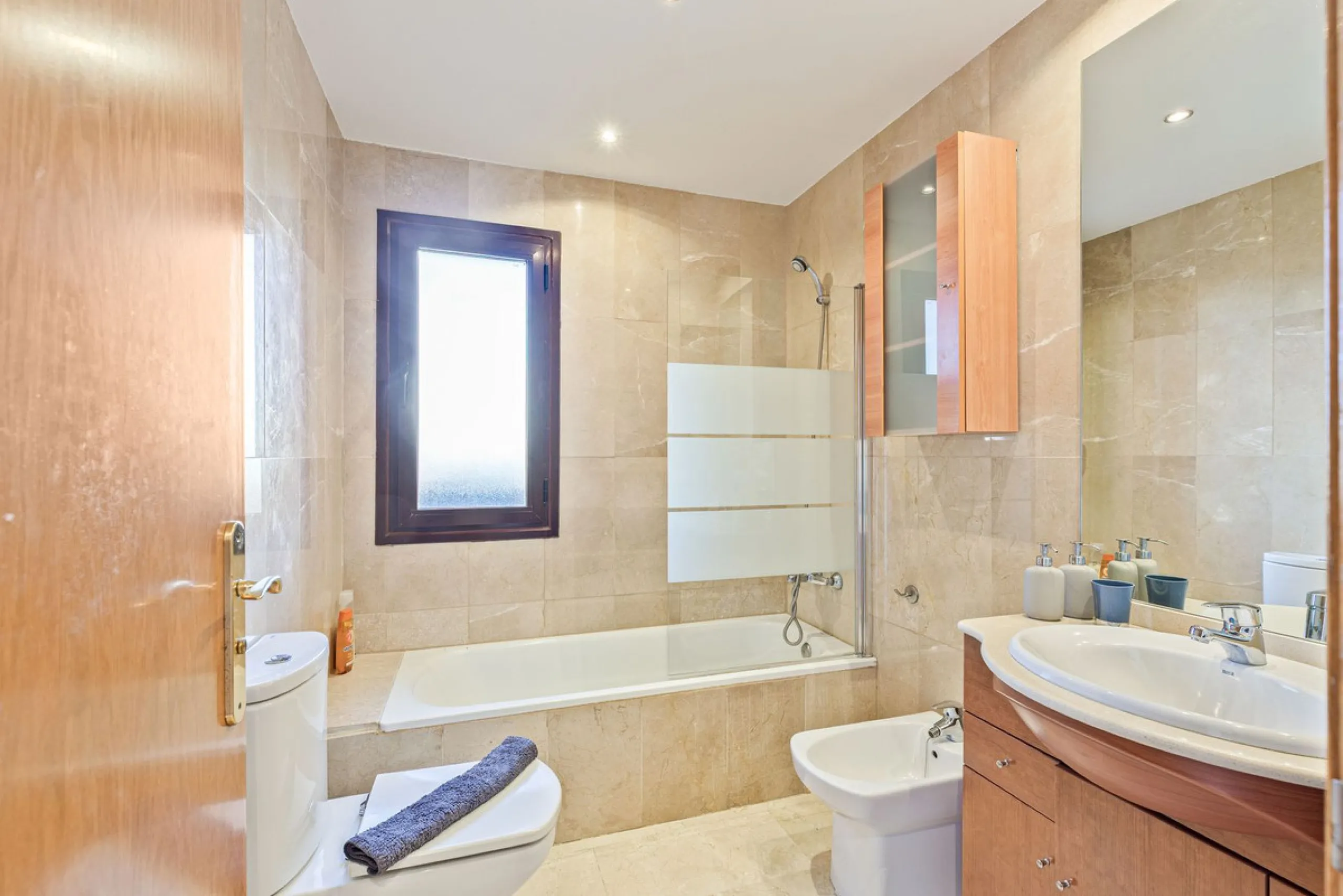 This is a really spacious 3 bedroom, 2 bathroom apartment based in the really popular Balcones del Mar urbanisation in the centre of Estepona.