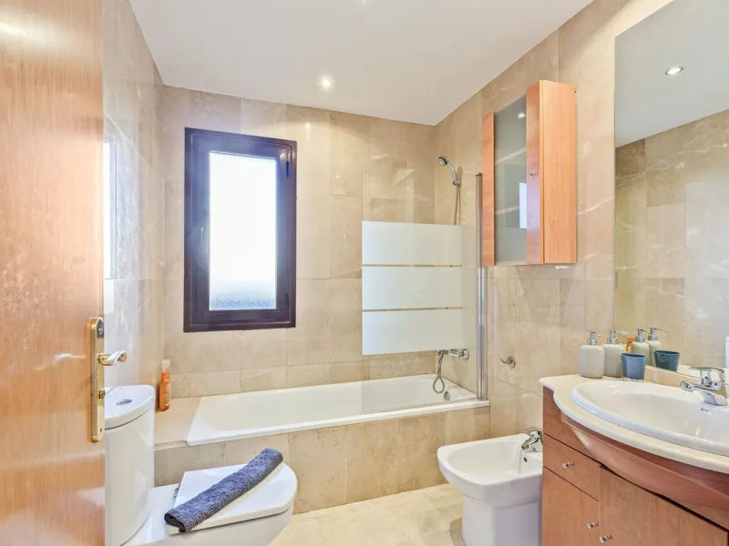 This is a really spacious 3 bedroom, 2 bathroom apartment based in the really popular Balcones del Mar urbanisation in the centre of Estepona.