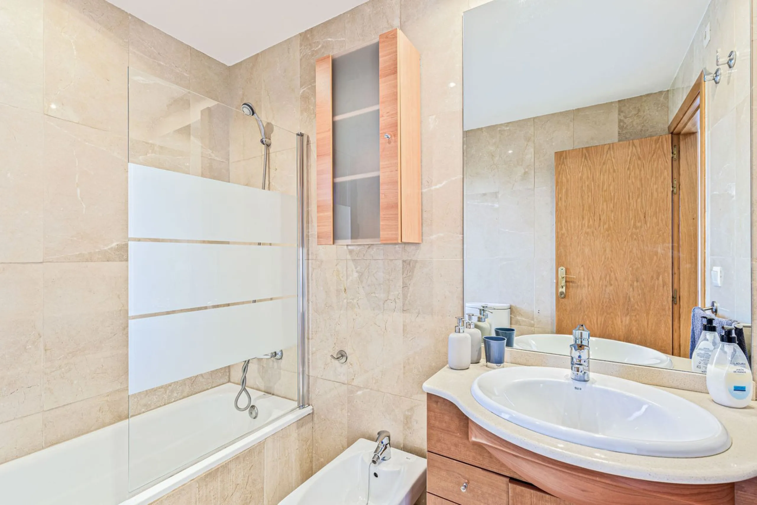 This is a really spacious 3 bedroom, 2 bathroom apartment based in the really popular Balcones del Mar urbanisation in the centre of Estepona.