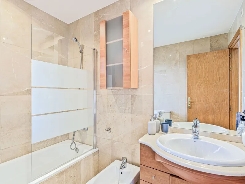 This is a really spacious 3 bedroom, 2 bathroom apartment based in the really popular Balcones del Mar urbanisation in the centre of Estepona.
