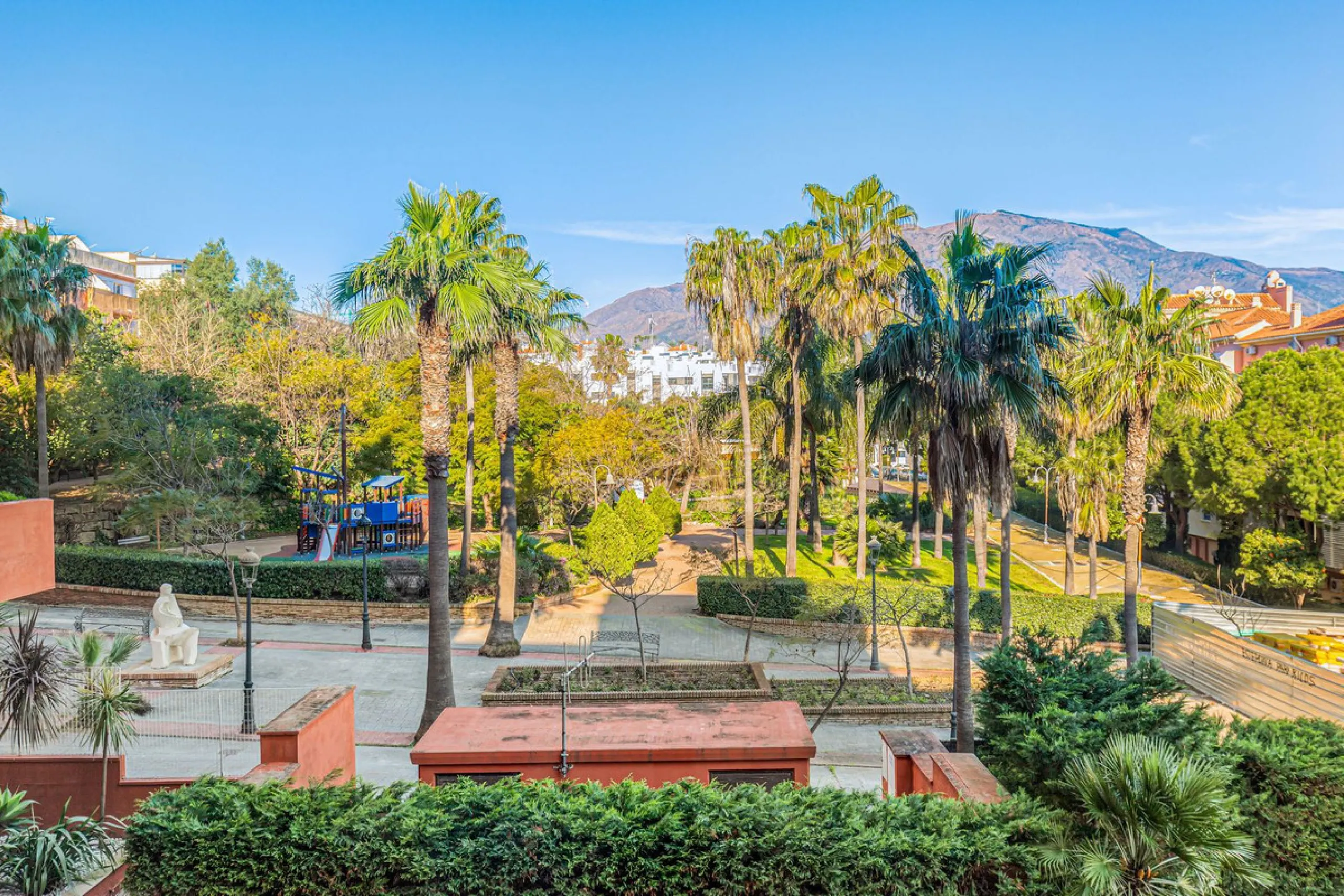 This is a really spacious 3 bedroom, 2 bathroom apartment based in the really popular Balcones del Mar urbanisation in the centre of Estepona.