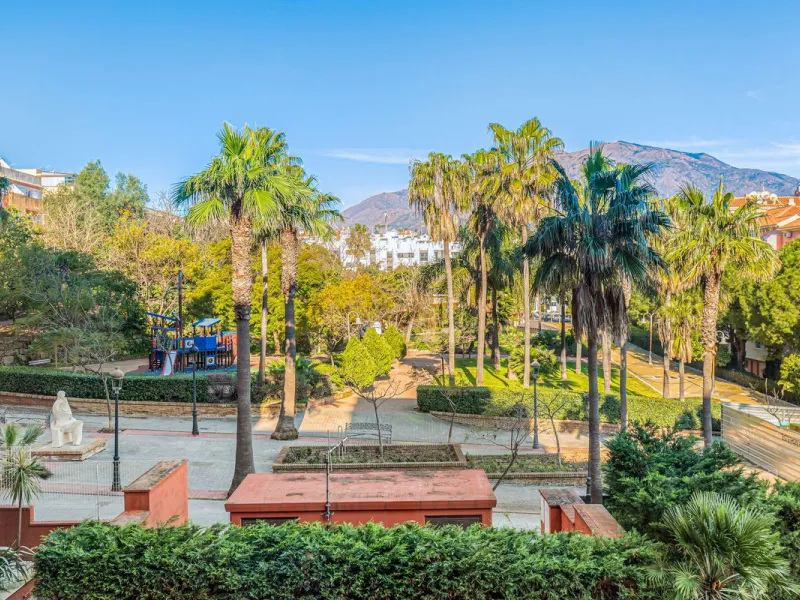 This is a really spacious 3 bedroom, 2 bathroom apartment based in the really popular Balcones del Mar urbanisation in the centre of Estepona.