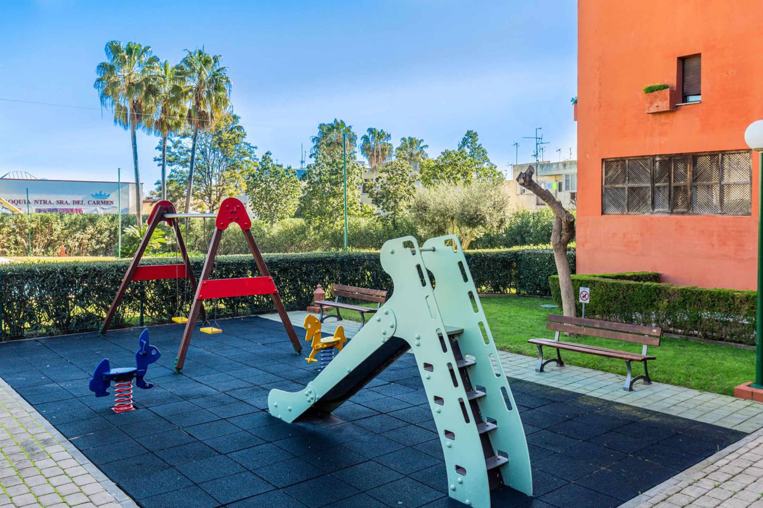 This is a really spacious 3 bedroom, 2 bathroom apartment based in the really popular Balcones del Mar urbanisation in the centre of Estepona.