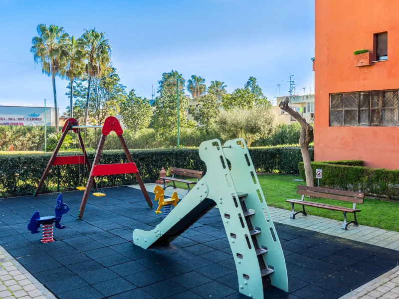 This is a really spacious 3 bedroom, 2 bathroom apartment based in the really popular Balcones del Mar urbanisation in the centre of Estepona.