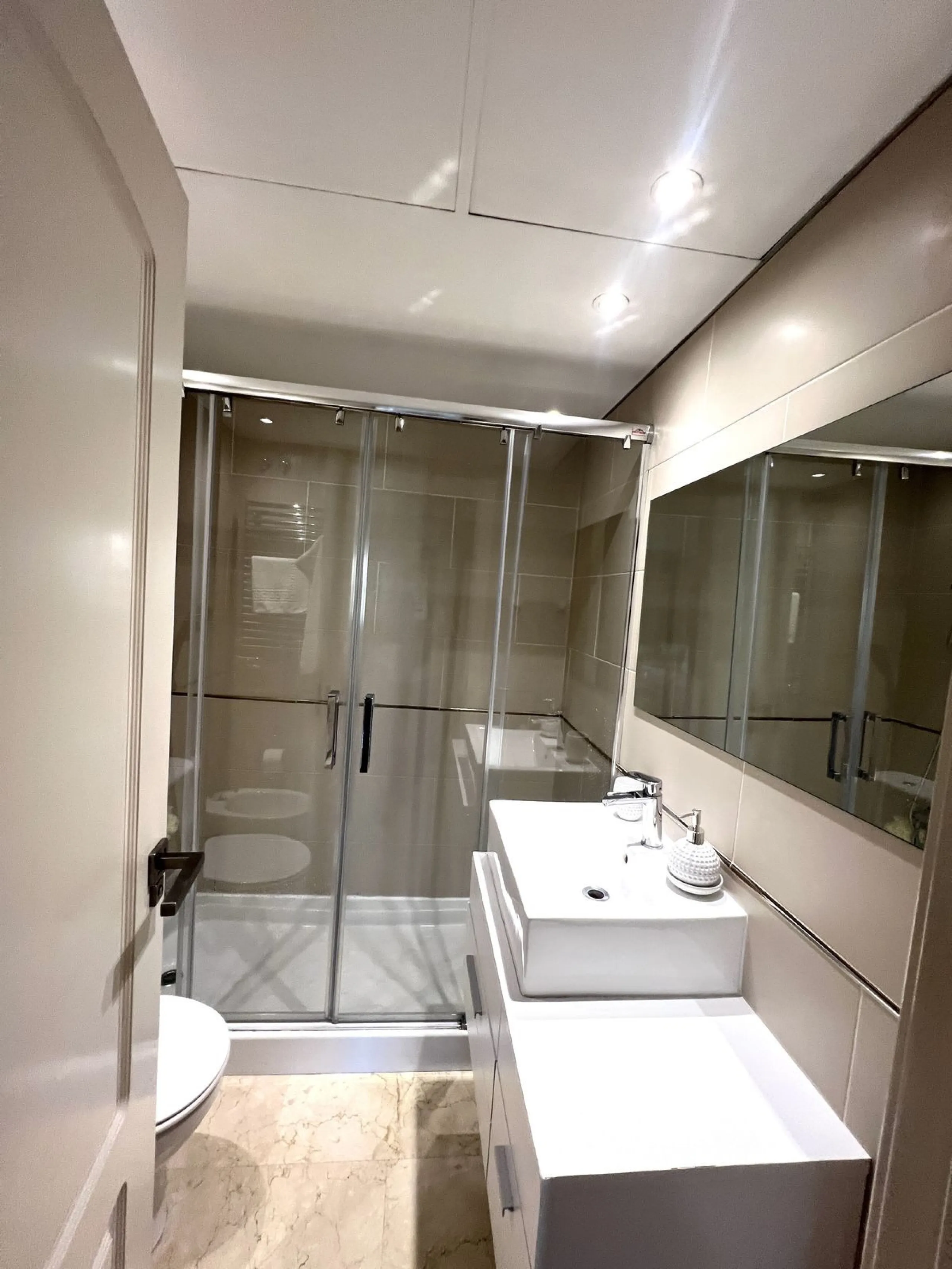 Introducing a beautifully upgraded 2-bedroom, 2-bathroom residence in the exclusive Terrazas de Banús, one of Puerto Banús' most sought-after complexes. Offering 24-hour concierge service, pristine subtropical gardens, and two serene swimming pools, this 