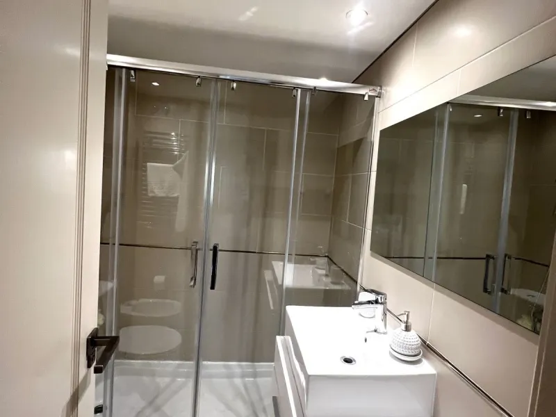 Introducing a beautifully upgraded 2-bedroom, 2-bathroom residence in the exclusive Terrazas de Banús, one of Puerto Banús' most sought-after complexes. Offering 24-hour concierge service, pristine subtropical gardens, and two serene swimming pools, this 
