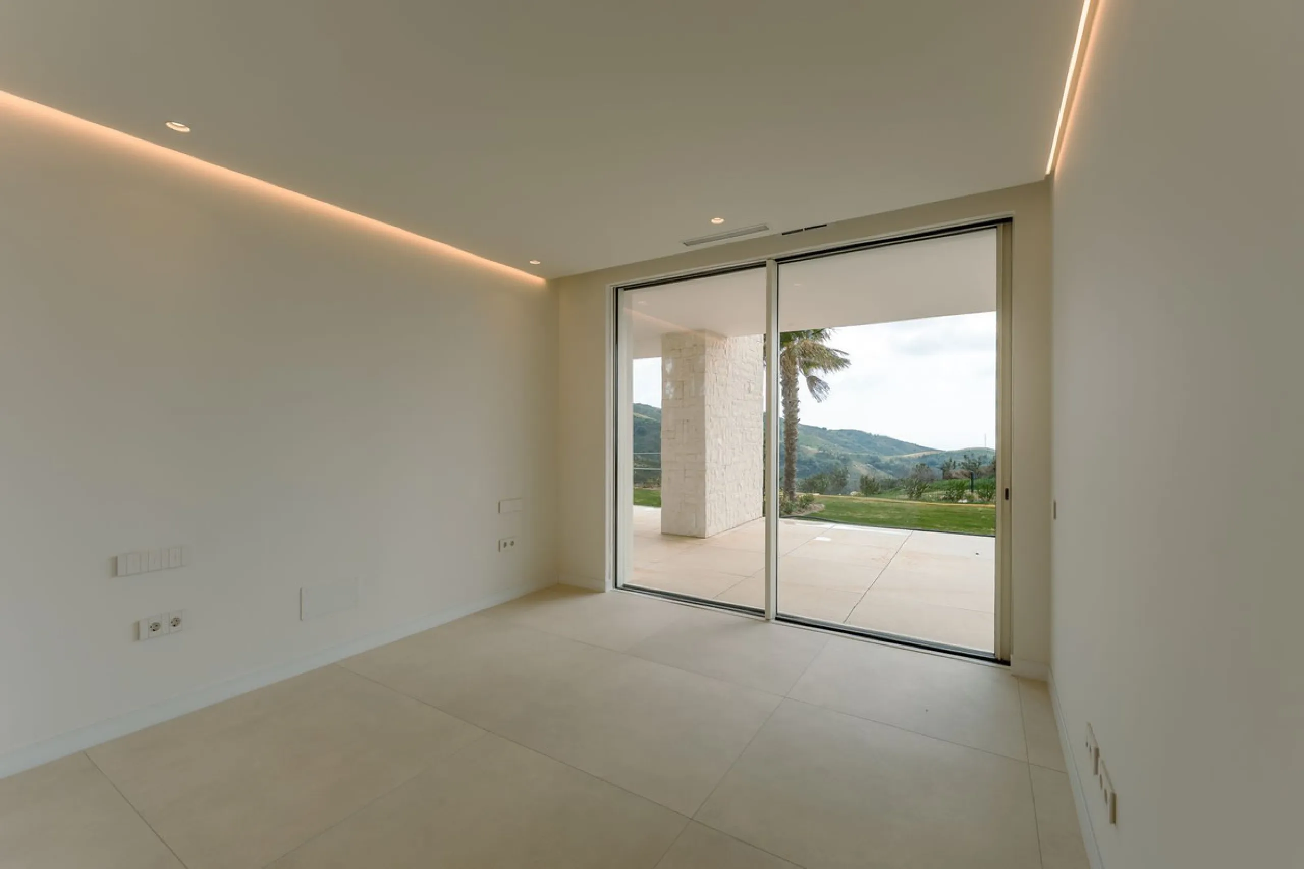 Luxury South-Facing Ground Floor Apartment with Magnificent Sea Views (Apartment 4.0.2)