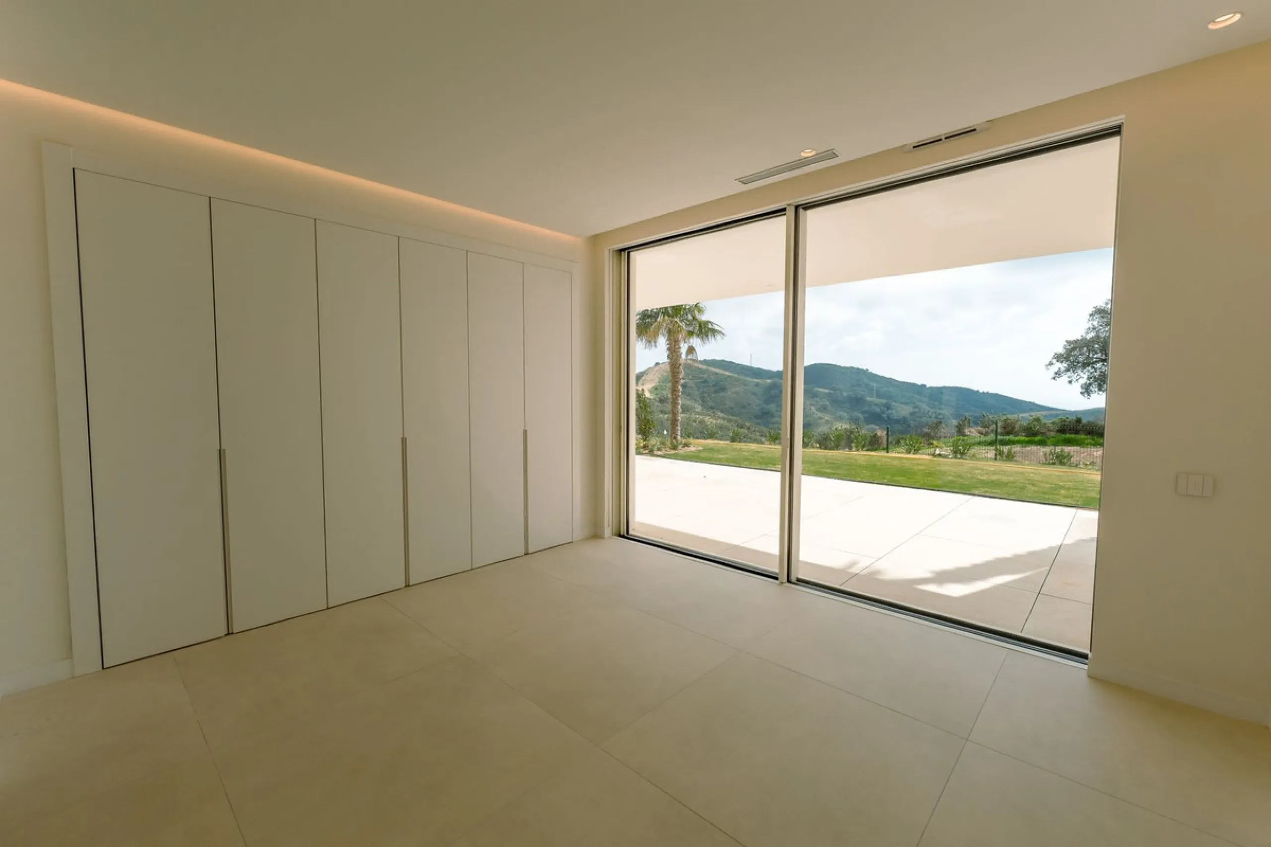 Luxury South-Facing Ground Floor Apartment with Magnificent Sea Views (Apartment 4.0.2)