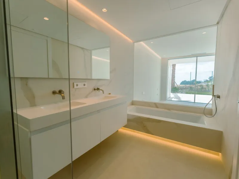 Luxury South-Facing Ground Floor Apartment with Sea Views (Apartment 4.0.3)