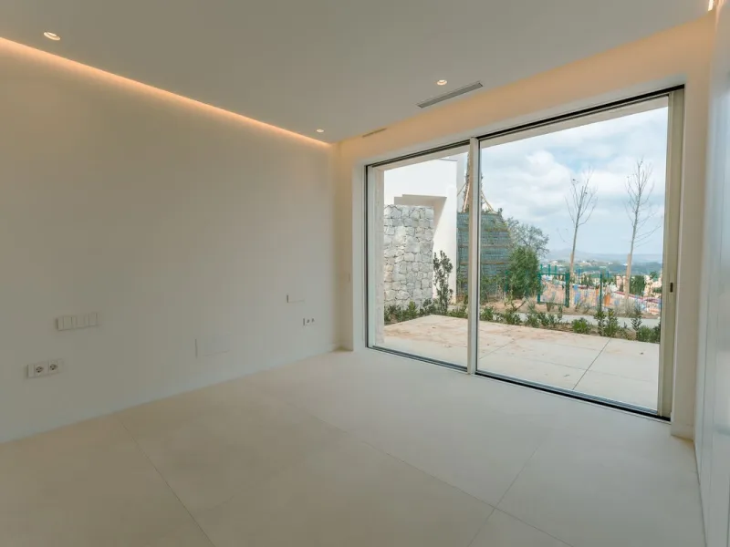 Luxury South-Facing Ground Floor Apartment with Sea Views (Apartment 4.0.3)