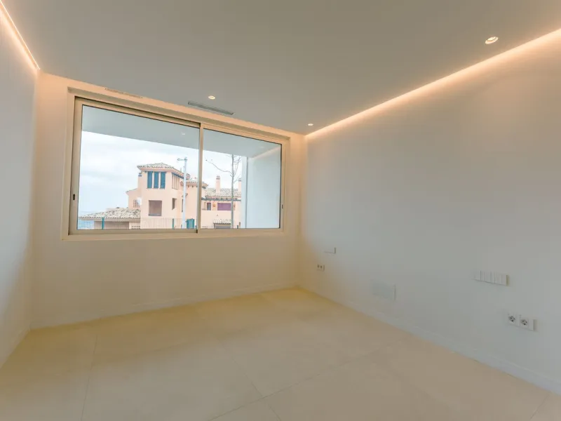 Luxury South-Facing Ground Floor Apartment with Sea Views (Apartment 4.0.3)