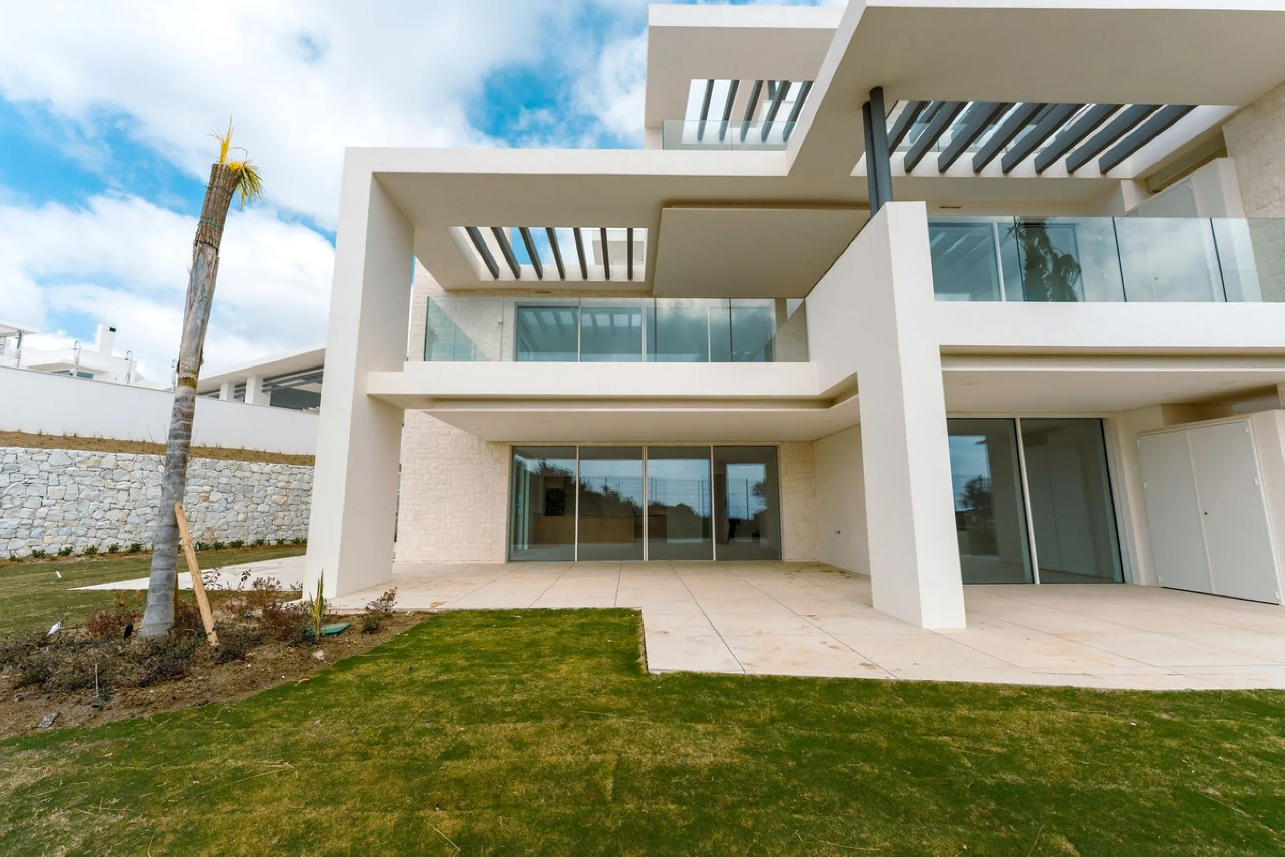 Luxury South-Facing Ground Floor Apartment with Sea Views (Apartment 4.0.3)
