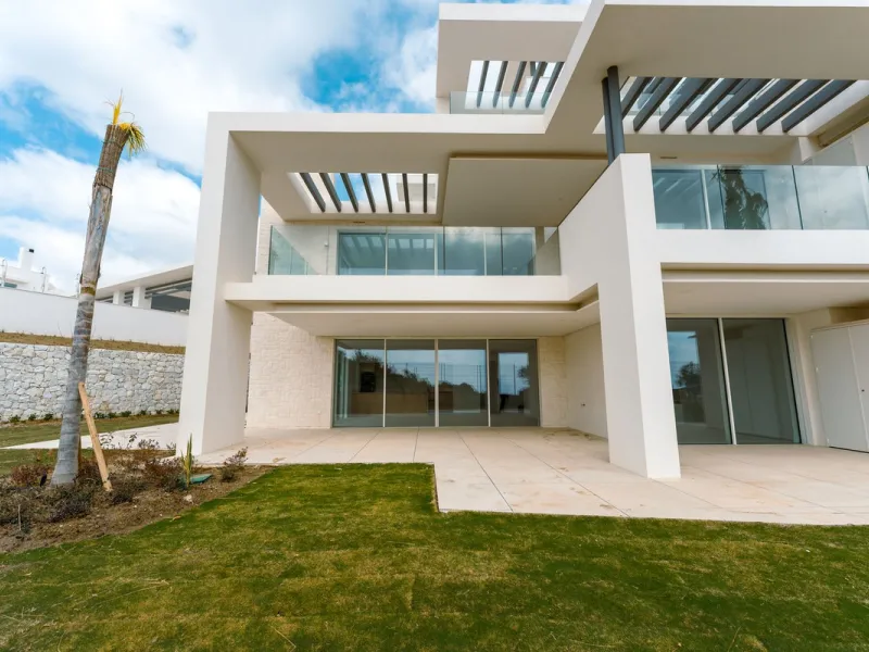 Luxury South-Facing Ground Floor Apartment with Sea Views (Apartment 4.0.3)